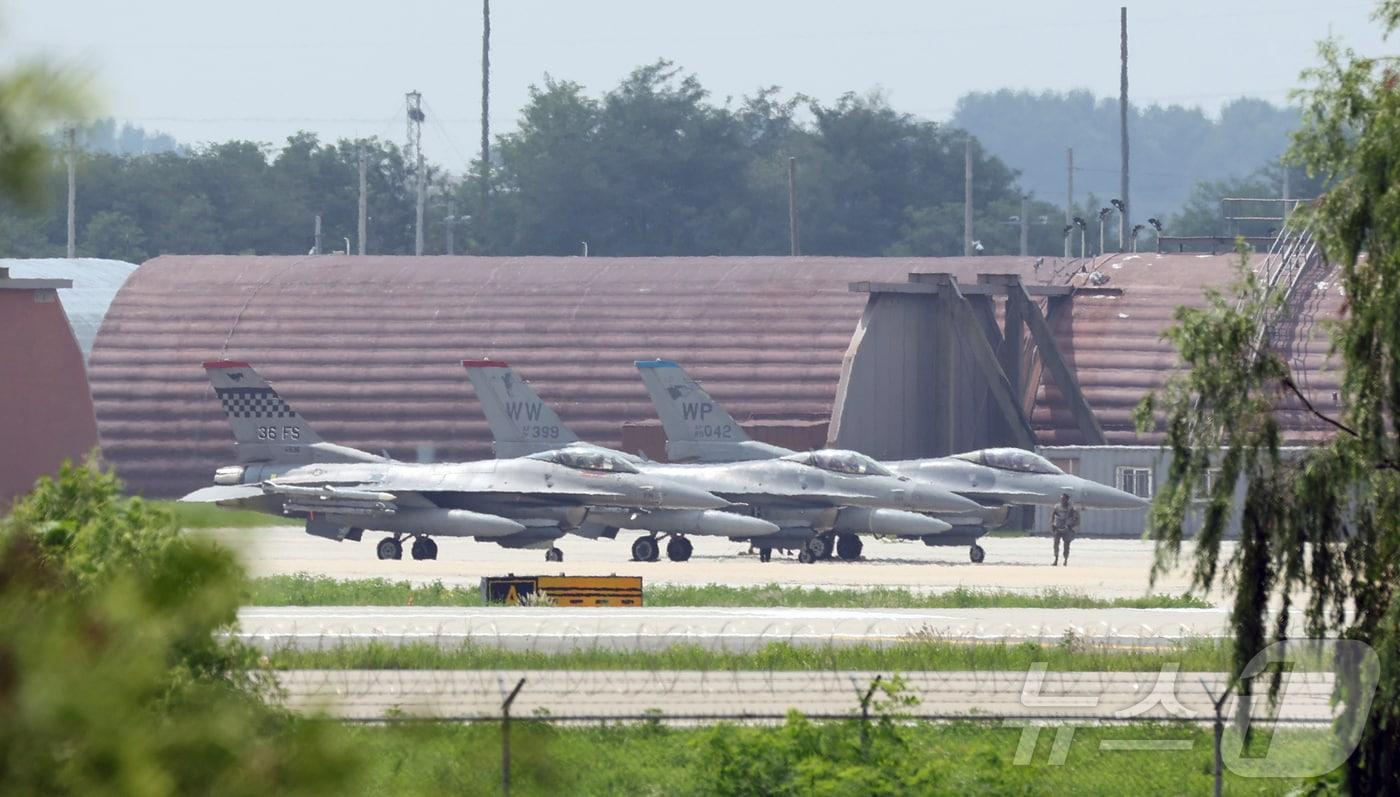 &#39;을지 자유의 방패&#40;UFS·을지프리덤실드&#41; 2025년 훈련&#39;을 실시한 경기 평택시 주한미군 오산공군기지에서 F-16 전투기가 이륙 준비를하고 있다. 2025.8.18/뉴스1 ⓒ News1 김영운 기자