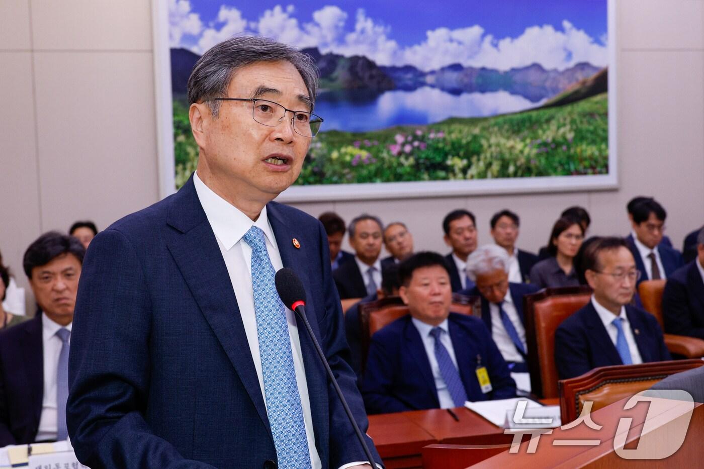 조현 외교부 장관이 18일 오후 서울 여의도 국회에서 열린 외교통일위원회 제428회국회(임시회) 제1차 전체회의에 출석해 인사말과 2024회계연도 결산 제안설명을 하고 있다. 2025.8.18/뉴스1 ⓒ News1 안은나 기자