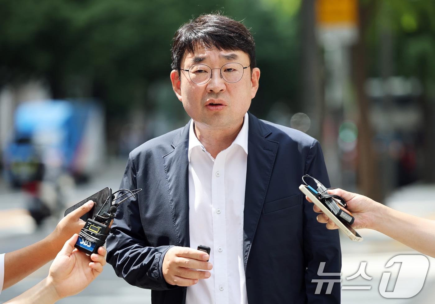 유튜브 채널 &#39;신의한수&#39; 대표 신혜식 씨가 18일 오후 서울 종로구 서울경찰청에서 포렌식 선별 작업을 위해 출석하며 입장을 밝히고 있다. 2025.8.18/뉴스1 ⓒ News1 오대일 기자