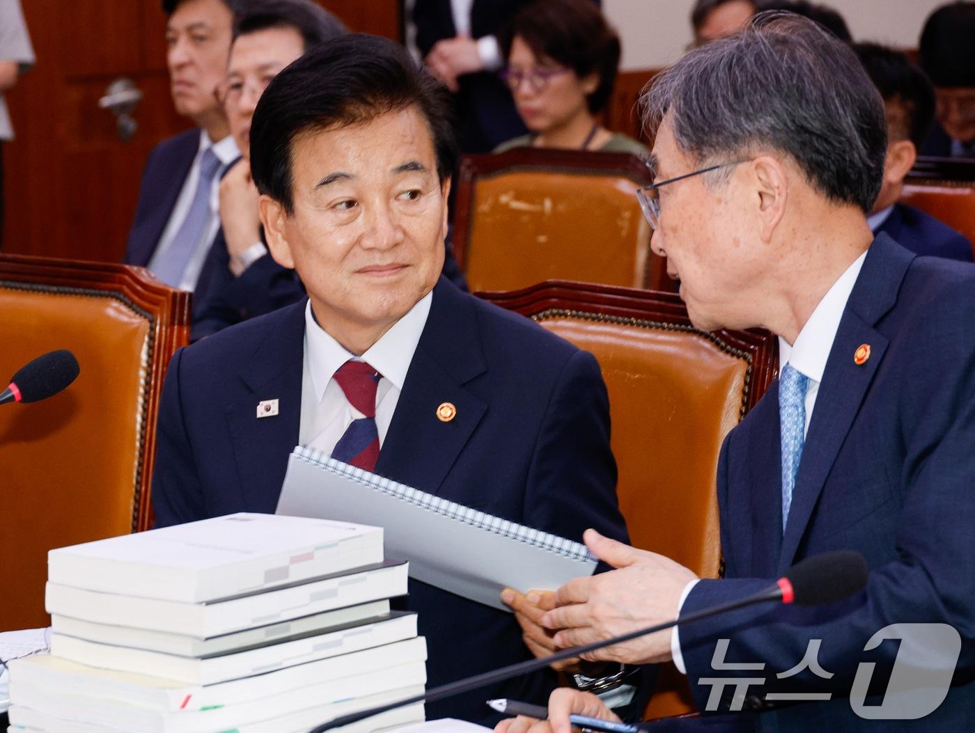 본문 이미지 - 정동영 통일부 장관&#40;왼쪽&#41;과 조현 외교부 장관이 18일 오후 서울 여의도 국회에서 열린 외교통일위원회 제428회국회&#40;임시회&#41; 제1차 전체회의에 출석해 대화하고 있다. 2025.8.18/뉴스1 ⓒ News1 안은나 기자