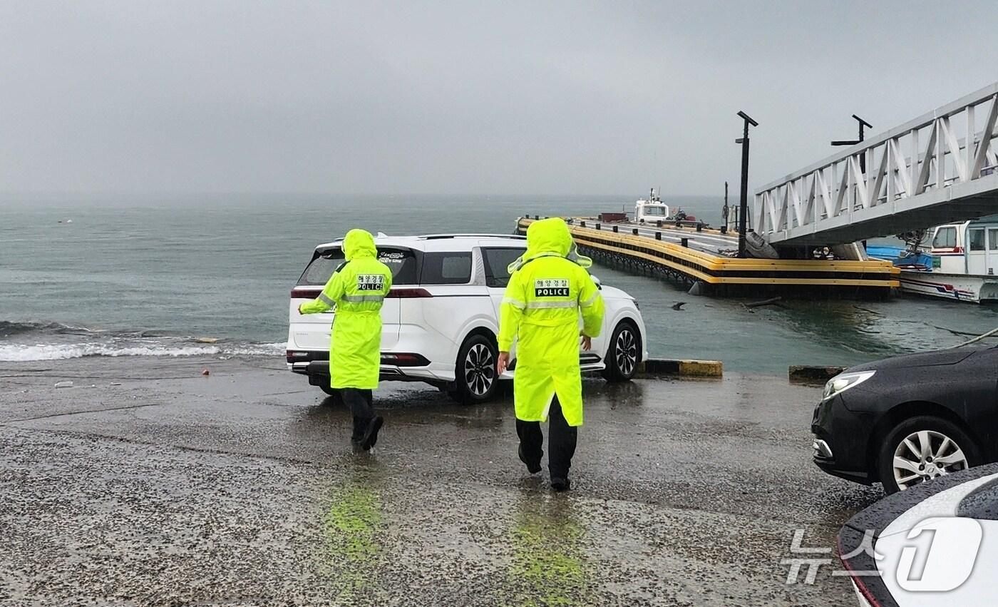 평택해경 소속 경찰관들이 침수차량을 점검하고 있다. (평택해경 제공)