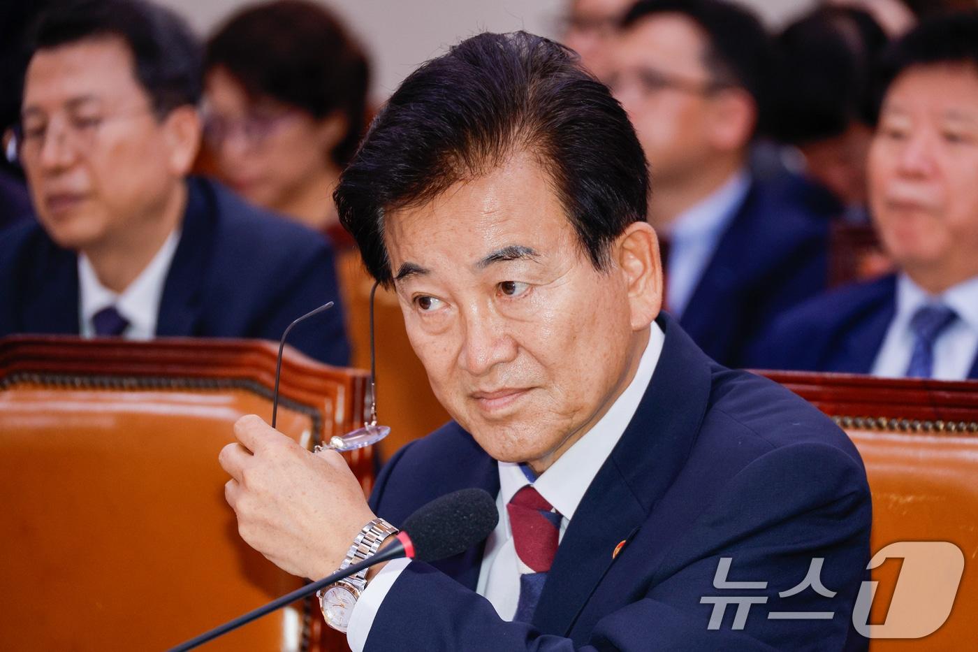 정동영 통일부 장관이 18일 오후 서울 여의도 국회에서 열린 외교통일위원회 제428회국회&#40;임시회&#41; 제1차 전체회의에 출석해 안경을 벗고 있다. 2025.8.18/뉴스1 ⓒ News1 안은나 기자