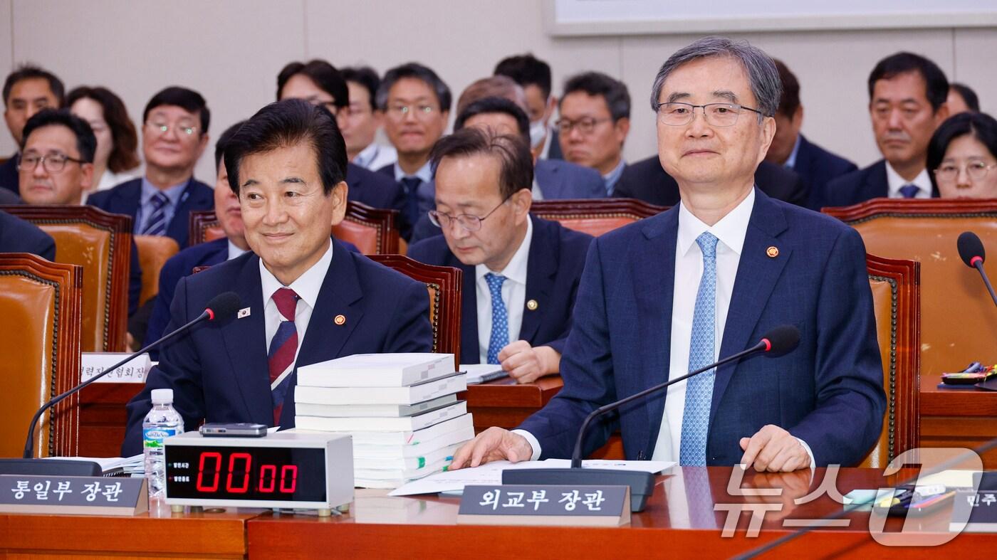 정동영 통일부 장관(왼쪽)과 조현 외교부 장관이 18일 오후 서울 여의도 국회에서 열린 외교통일위원회 제428회국회(임시회) 제1차 전체회의에 출석하고 있다. 2025.8.18/뉴스1 ⓒ News1 안은나 기자