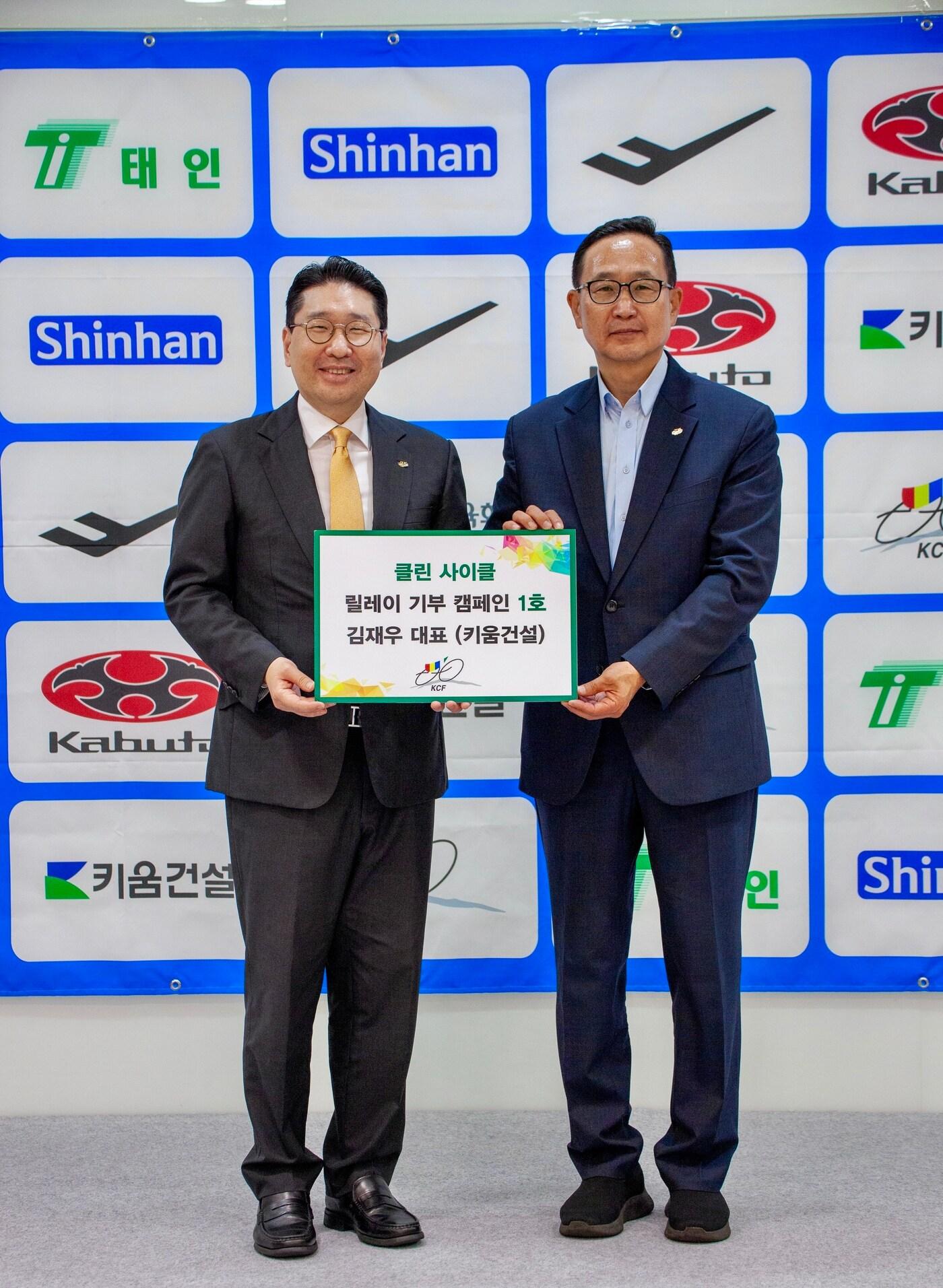 본문 이미지 - 이상현 대한사이클연맹 회장(왼쪽)과 김재우 대한사이클연맹 부회장.(대한사이클연맹 제공)