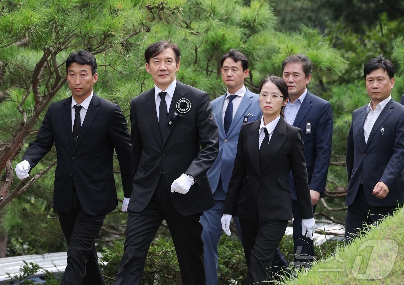 조국혁신당 조국 전 대표가 18일 서울 동작구 국립서울현충원 내 김대중 전 대통령 묘역으로 참배를 위해 이동하고 있다. &#40;공동취재&#41; 2025.8.18/뉴스1 ⓒ News1 박정호 기자