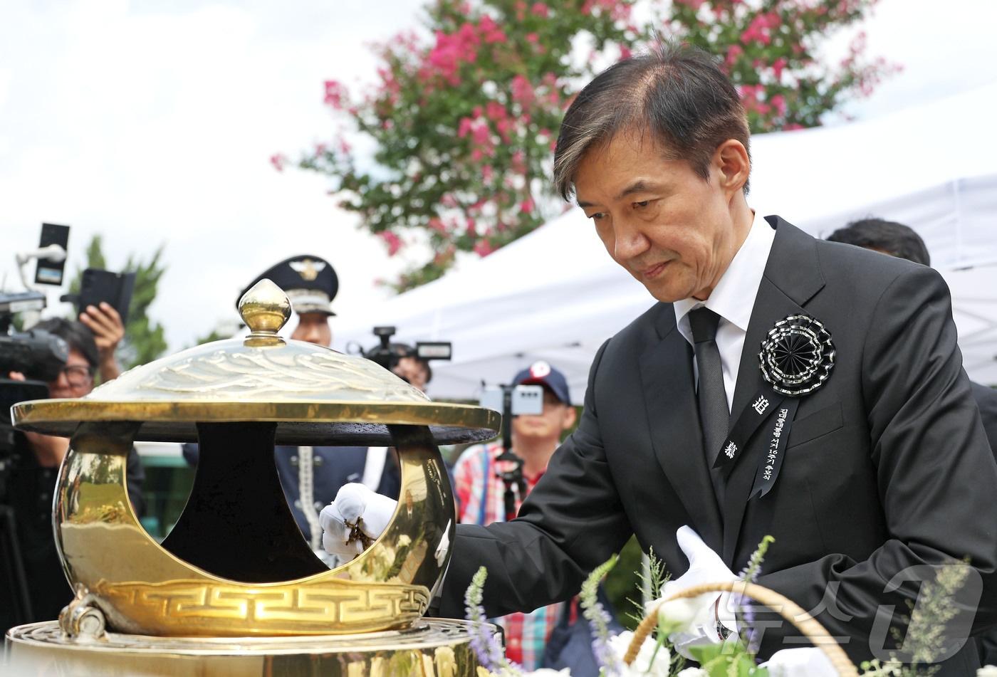 조국혁신당 조국 전 대표가 18일 서울 동작구 국립서울현충원 내 김대중 전 대통령 묘역을 찾아 참배를 하고 있다. &#40;공동취재&#41; 2025.8.18/뉴스1 ⓒ News1 박정호 기자