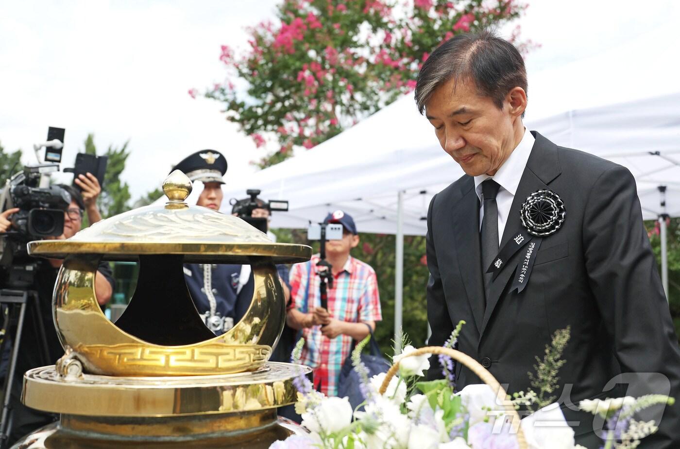 조국혁신당 조국 전 대표가 18일 서울 동작구 국립서울현충원 내 김대중 전 대통령 묘역을 찾아 참배를 하고 있다. (공동취재) 2025.8.18/뉴스1 ⓒ News1 박정호 기자