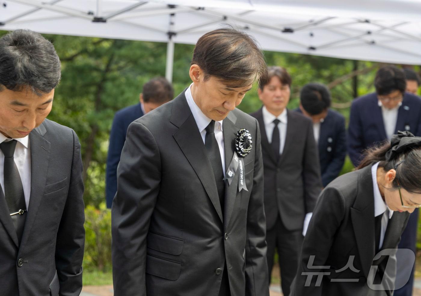 조국혁신당 조국 전 대표가 18일 서울 동작구 국립서울현충원 내 김대중 전 대통령 묘역을 찾아 참배하고 있다. (공동취재) 2025.8.18/뉴스1 ⓒ News1 박정호 기자