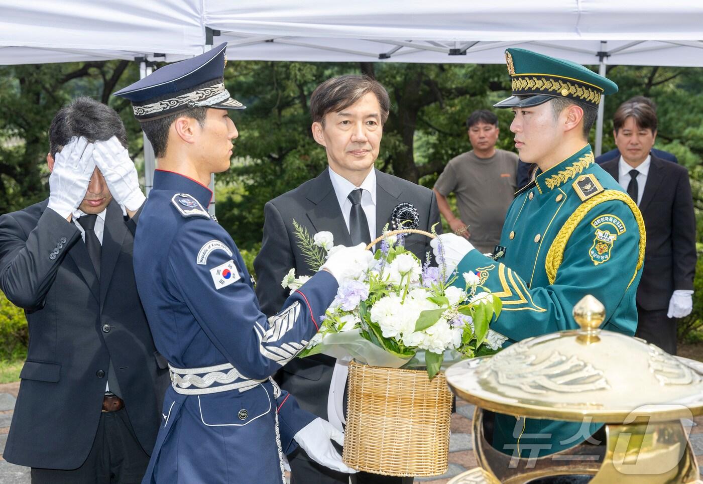 조국혁신당 조국 전 대표가 18일 서울 동작구 국립서울현충원 내 김대중 전 대통령 묘역을 찾아 참배하고 있다. &#40;공동취재&#41; 2025.8.18/뉴스1 ⓒ News1 박정호 기자