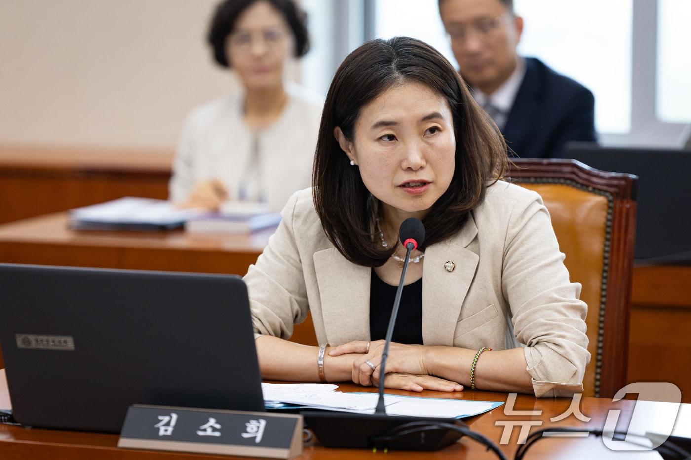 김소희 국회 기후위기 특별위원회 국민의힘 신임 간사가 18일 서울 여의도 국회에서 열린 제428회 국회&#40;임시회&#41; 기후위기 특별위원회 제3차 전체회의에서 인사말을 하고 있다. 2025.8.18/뉴스1 ⓒ News1 유승관 기자