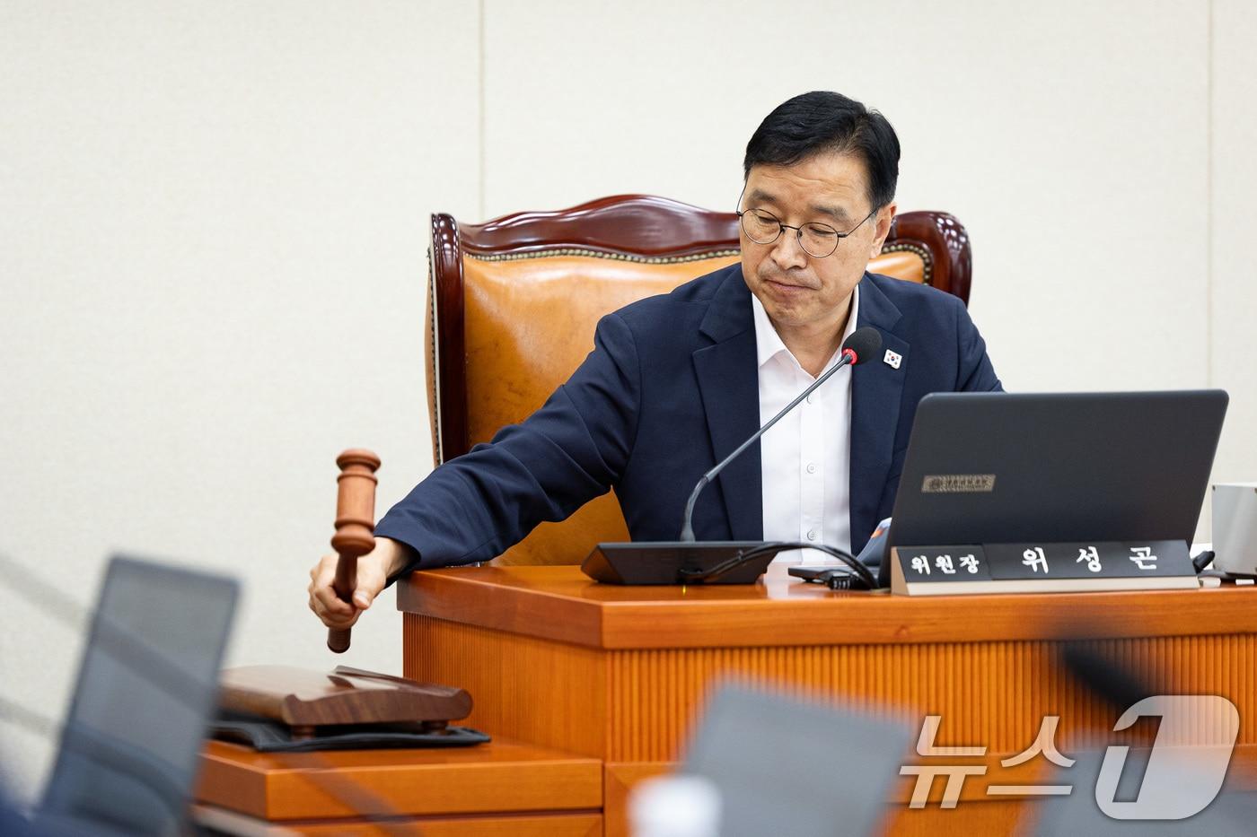 위성곤 국회 기후위기 특별위원장이 18일 서울 여의도 국회에서 열린 제428회 국회&#40;임시회&#41; 기후위기 특별위원회 제3차 전체회의에서 의사봉을 두드리고 있다. 2025.8.18/뉴스1 ⓒ News1 유승관 기자