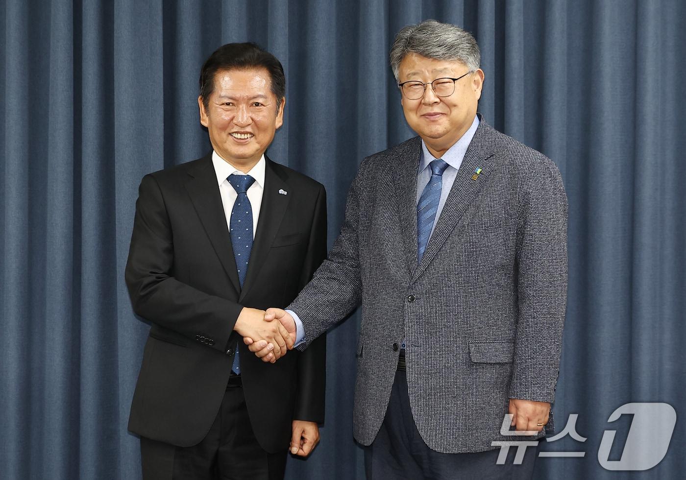 정청래 더불어민주당 대표&#40;왼쪽&#41;가 18일 서울 종로구 한교총회관에서 김종혁 한국교회총연합&#40;한교총&#41; 대표회장과 악수하고 있다. 2025.8.18/뉴스1 ⓒ News1 국회사진기자단