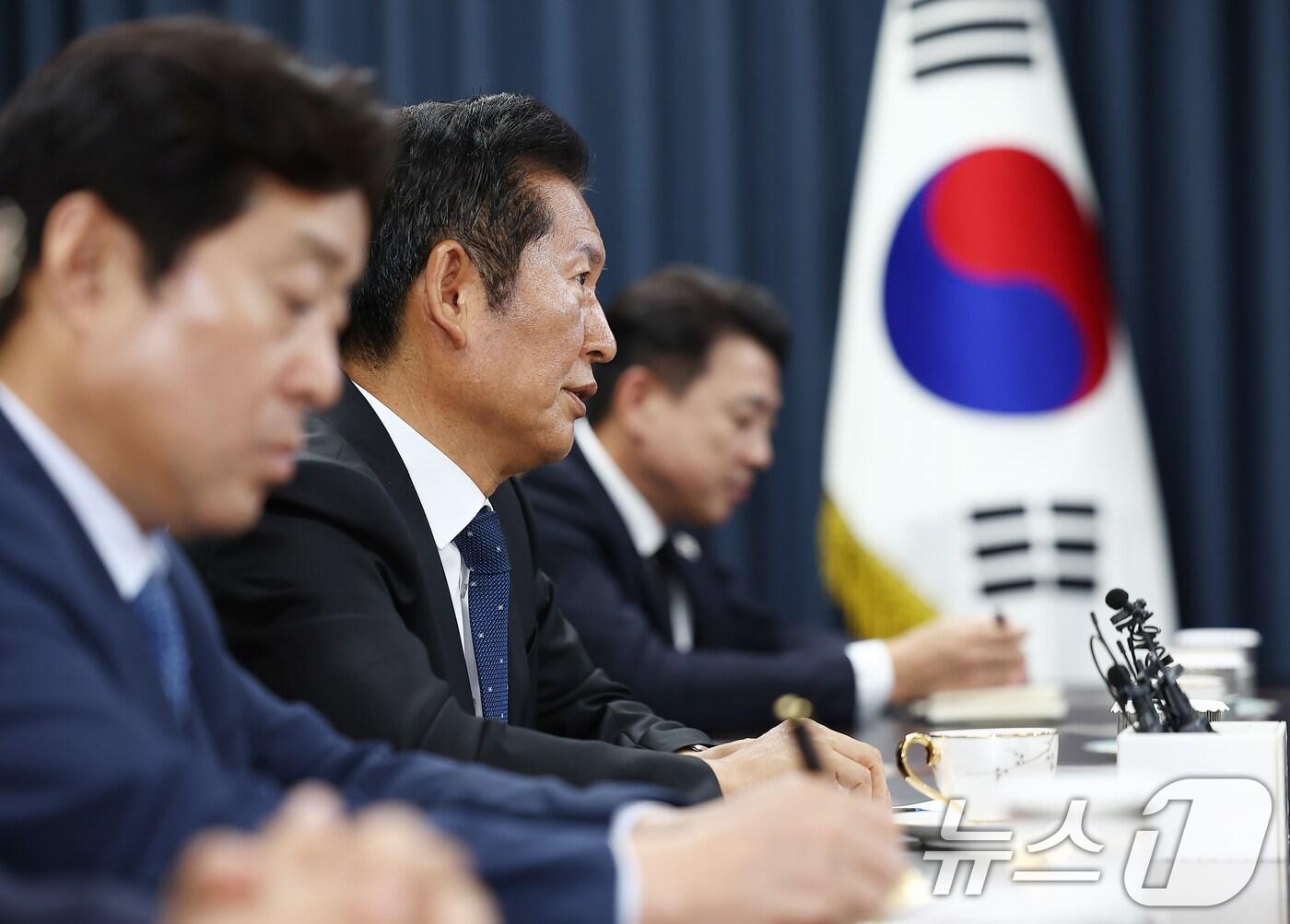 본문 이미지 - 정청래 더불어민주당 대표(왼쪽 두번째)가 18일 서울 종로구 한교총회관에서 모두발언을 하고 있다. 2025.8.18/뉴스1 ⓒ News1 국회사진기자단