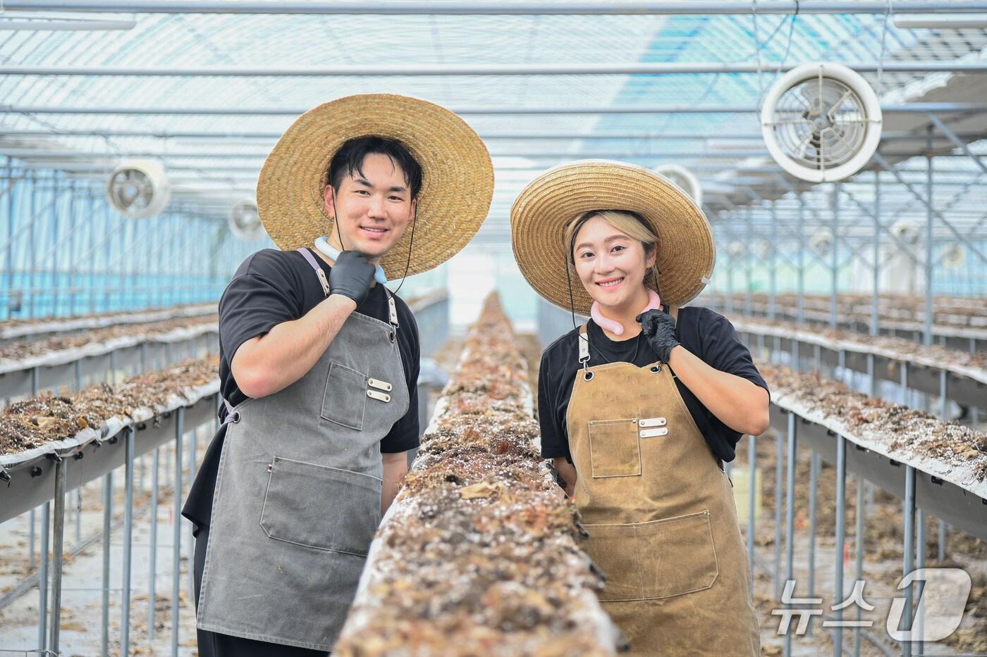 대구 달성군 유가읍 직원들이 넥쿨러를 두르고 있다.&#40;대구 달성군 제공.재판매 및 DB금지&#41;