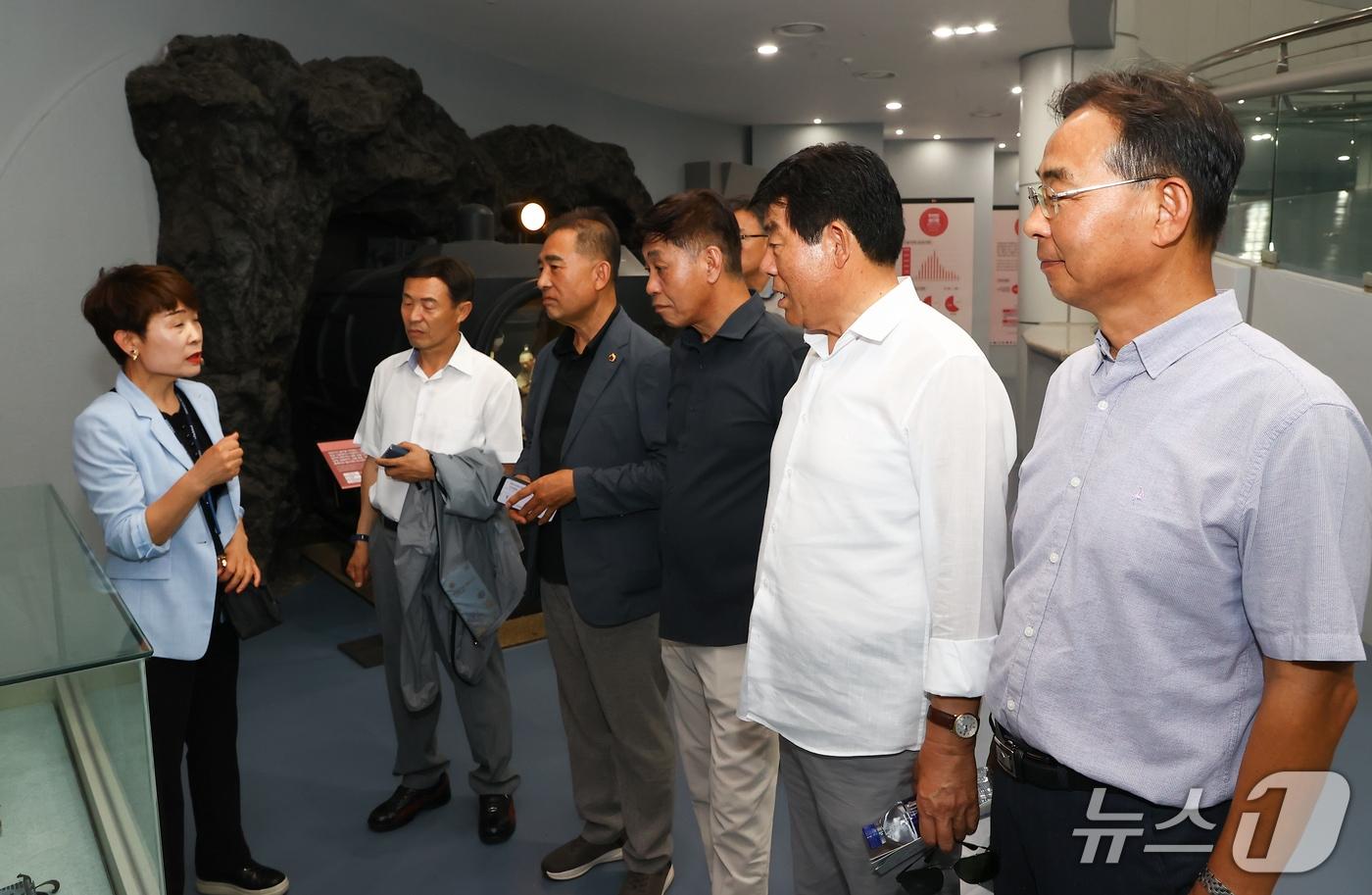 강원도의회 폐광지역개발지원 특별위원회, 문경석탄박물관 현지시찰.(강원도의회 제공. 재판매 및 DB금지)/뉴스1