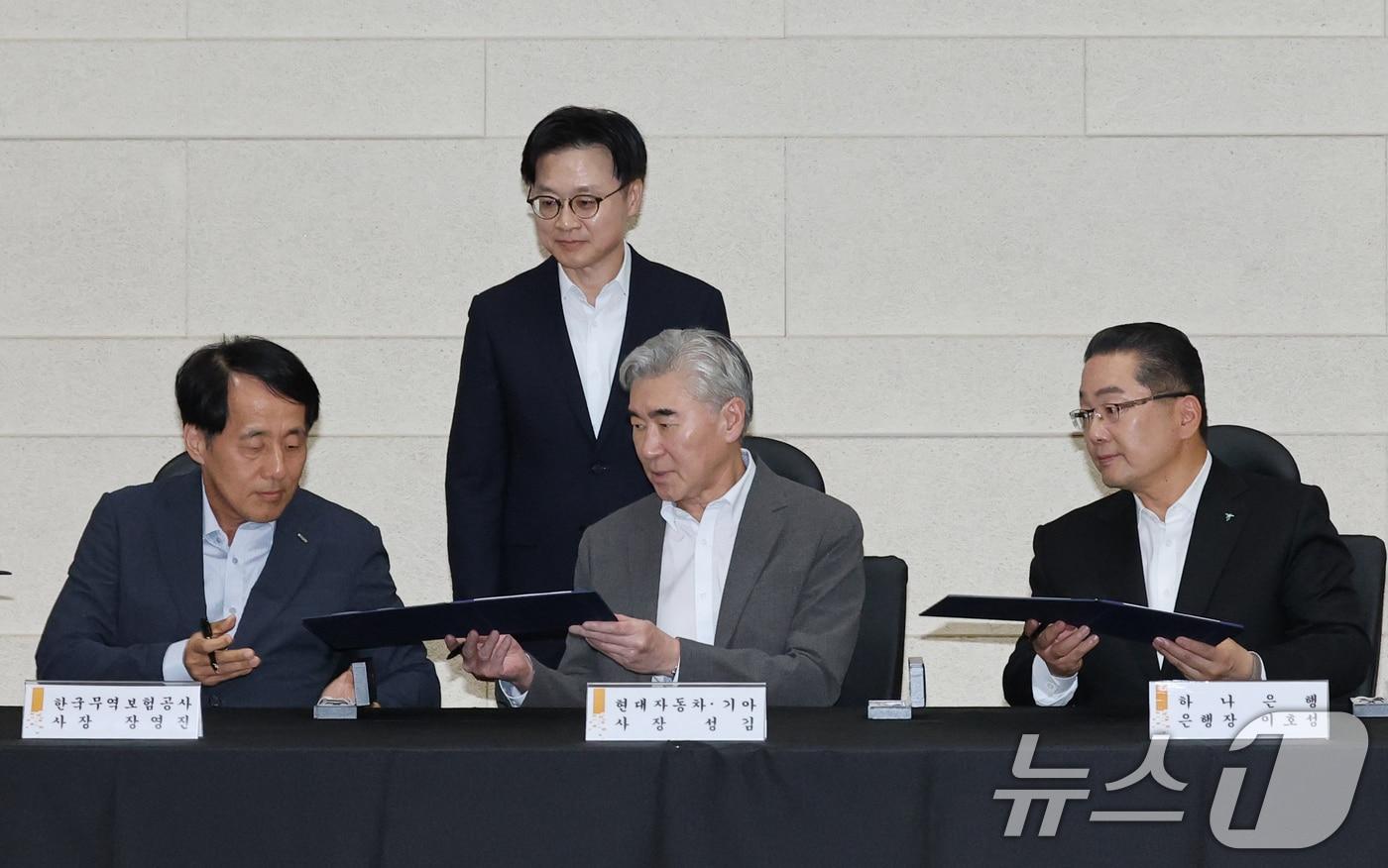 18일 충남 아산 디와이오토에서 김정관 산업통상자원부 장관이 배석한 가운데 관계기관이 수출공급망 강화 금융지원 업무협약을 체결하고 있다. 앞줄 왼쪽부터 장영진 한국무역보험공사 사장, 성김 현대자동차·기아 사장, 이호성 하나은행장. 2025.8.18/뉴스1 ⓒ News1 김기태 기자