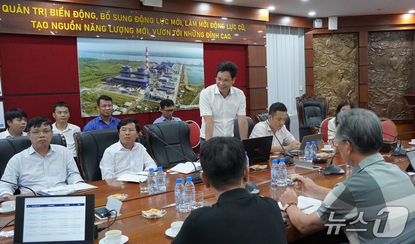 응우엔 꾸이 민 베트남 에너지산업공사 발전자회사(PVPGB) 기술안전환경국 부국장이 시장개척단을 대상으로 설명회를 갖는 모습(서부발전 제공. 재판매 및 DB금지)2025.8.18/뉴스1