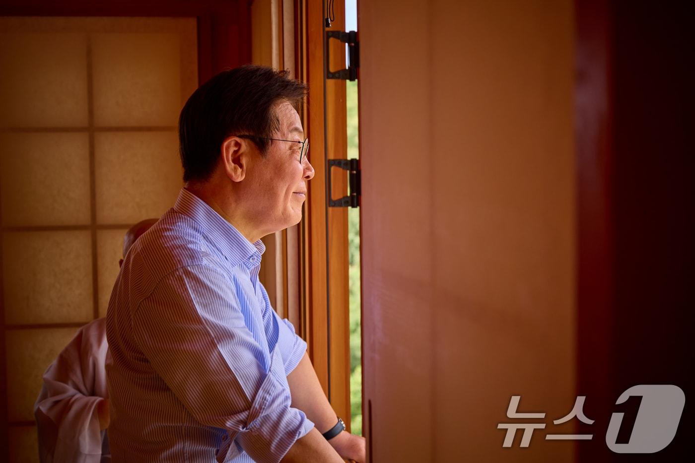 이재명 대통령이 지난 17일 서울 은평구 진관사를 방문해 창 밖을 바라보고 있다. (이재명 대통령 SNS. 재판매 및 DB 금지) 2025.8.18/뉴스1 ⓒ News1 허경 기자