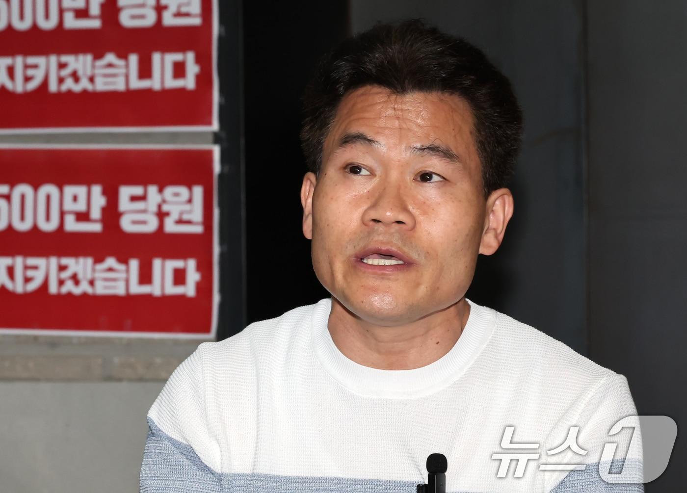 본문 이미지 - 전한길 씨가 18일 오후 서울 여의도 국민의힘 중앙당사를 찾아 특검의 국민의힘 압수수색 저지 농성 중인 김문수 당대표 후보와 만나 입장을 밝히고 있다.  2025.8.18/뉴스1 ⓒ News1 장수영 기자