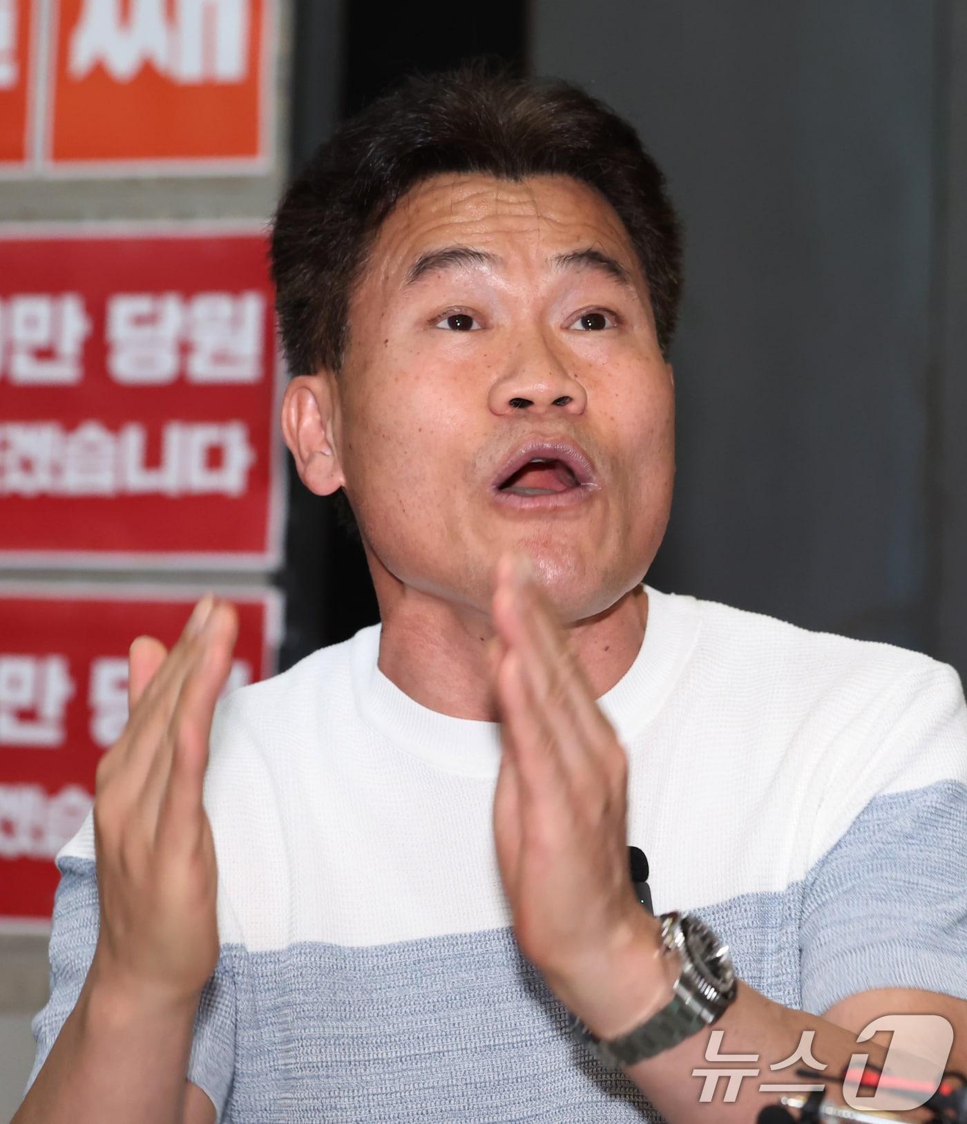 본문 이미지 - 전한길 씨가 18일 오후 서울 여의도 국민의힘 중앙당사를 찾아 특검의 국민의힘 압수수색 저지 농성 중인 김문수 당대표 후보와 만나 입장을 밝히고 있다. 2025.8.18/뉴스1 ⓒ News1 장수영 기자