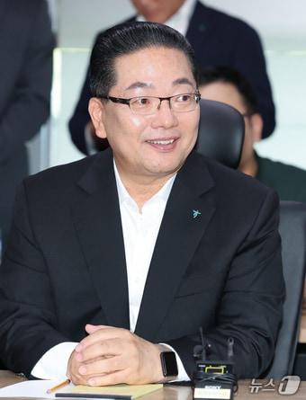 본문 이미지 - 이호성 하나은행장이 18일 충남 아산 디와이오토에서 열린 수출공급망 강화 금융지원 간담회에 참석해 인사말을 하고 있다. 2025.8.18 ⓒ 뉴스1 김기태 기자