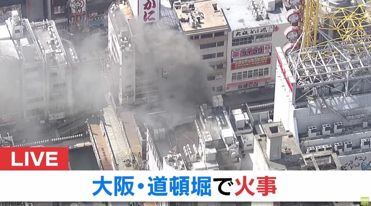 본문 이미지 - 한국인이 많이 찾는 번화가인 오사카 미나미 도톤보리에서 18일 오전 화재가 발생해 소방관 2명이 사망했다. &#40;사진 MBSNEWS 유튜브 캡쳐&#41;