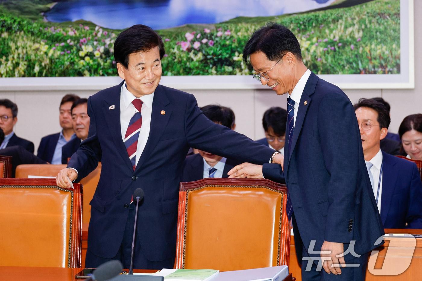 정동영 통일부 장관(왼쪽)과 방용승 민주평통 사무처장(오른쪽). 2025.8.18/뉴스1 ⓒ News1 안은나 기자