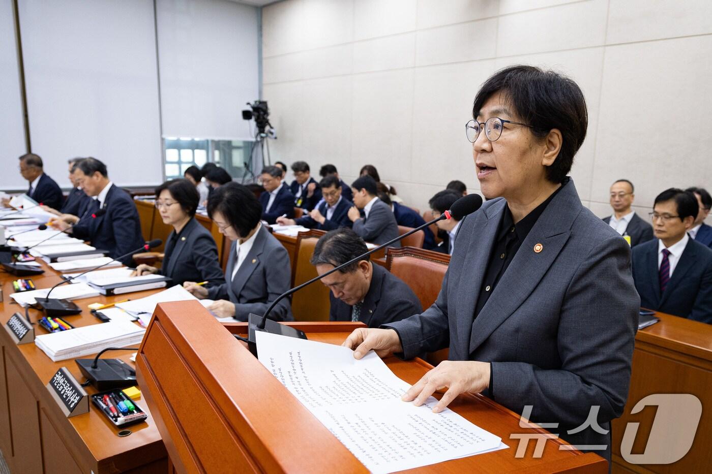 정은경 보건복지부 장관이 18일 서울 여의도 국회에서 열린 제428회 국회&#40;임시회&#41; 보건복지위원회 제1차 전체회의에 출석해 업무보고를 있다. 2025.8.18/뉴스1 ⓒ News1 유승관 기자