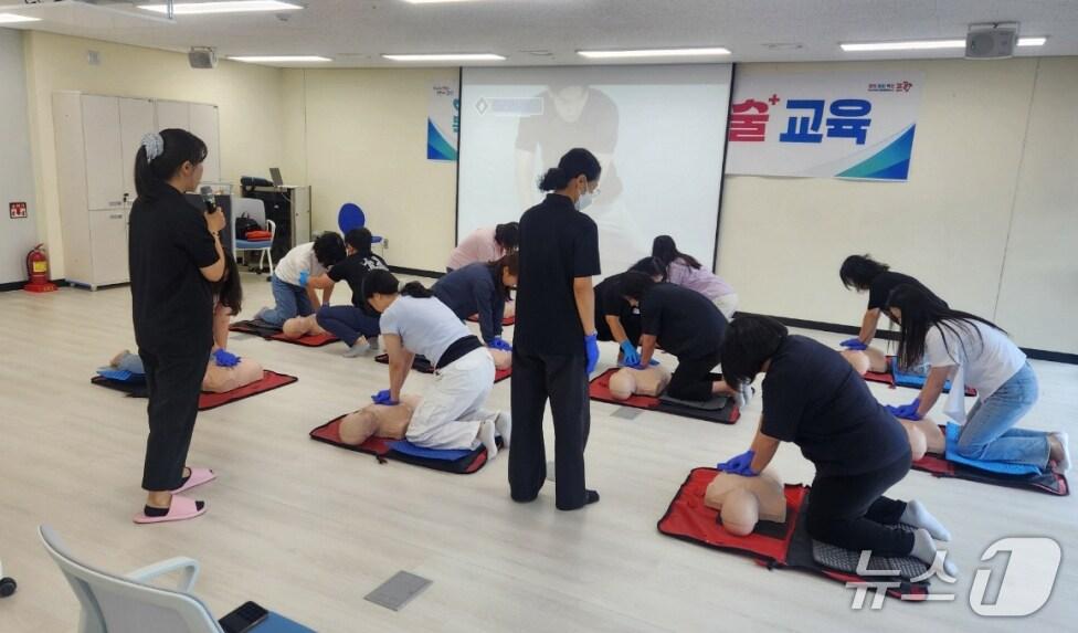 본문 이미지 - 포항북구보건소가 18일 전 직원을 대상으로 심폐소생술과 자동심장충격기 사용법 교육을 실시했다. (포항시 제공) 2025.8.18/뉴스1