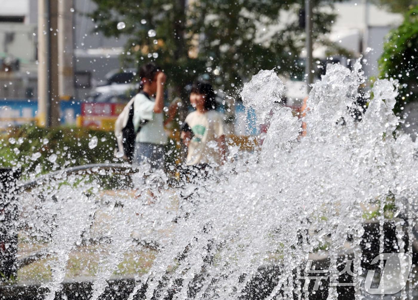 본문 이미지 - 경기 오산시 수청공원에서 시민들이 시원하게 쏟아지는 폭포 앞으로 지나가고 있다. 2025.8.18/뉴스1 ⓒ News1 김영운 기자