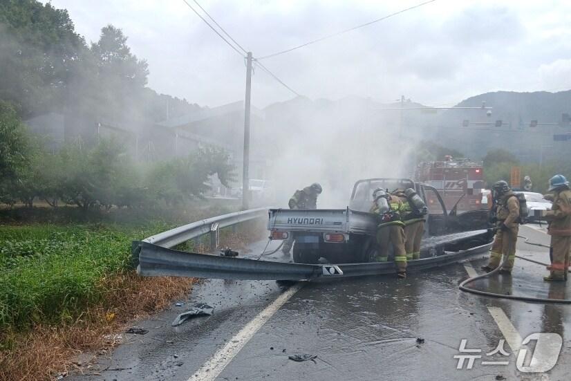 본문 이미지 -  충주시 살미면 용천리 전기화물차 화재 진화 모습.(충주소방서 제공. 재판매 및 DB금지)/뉴스1