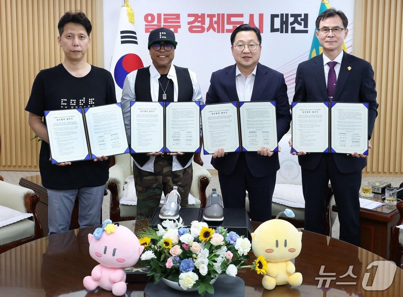 본문 이미지 - 나득균 쏘울컴퍼니 대표(맨 왼쪽)와 젠트리 험프리 바이 젠트리 대표(왼쪽 두 번째), 이장우 대전시장(오른쪽 두 번째), 윤성국 대전관광공사장이 18일 스니커즈 공동브랜딩 협약을 체결하고 기념사진을 촬영하고 있다.(대전시 제공) /뉴스1