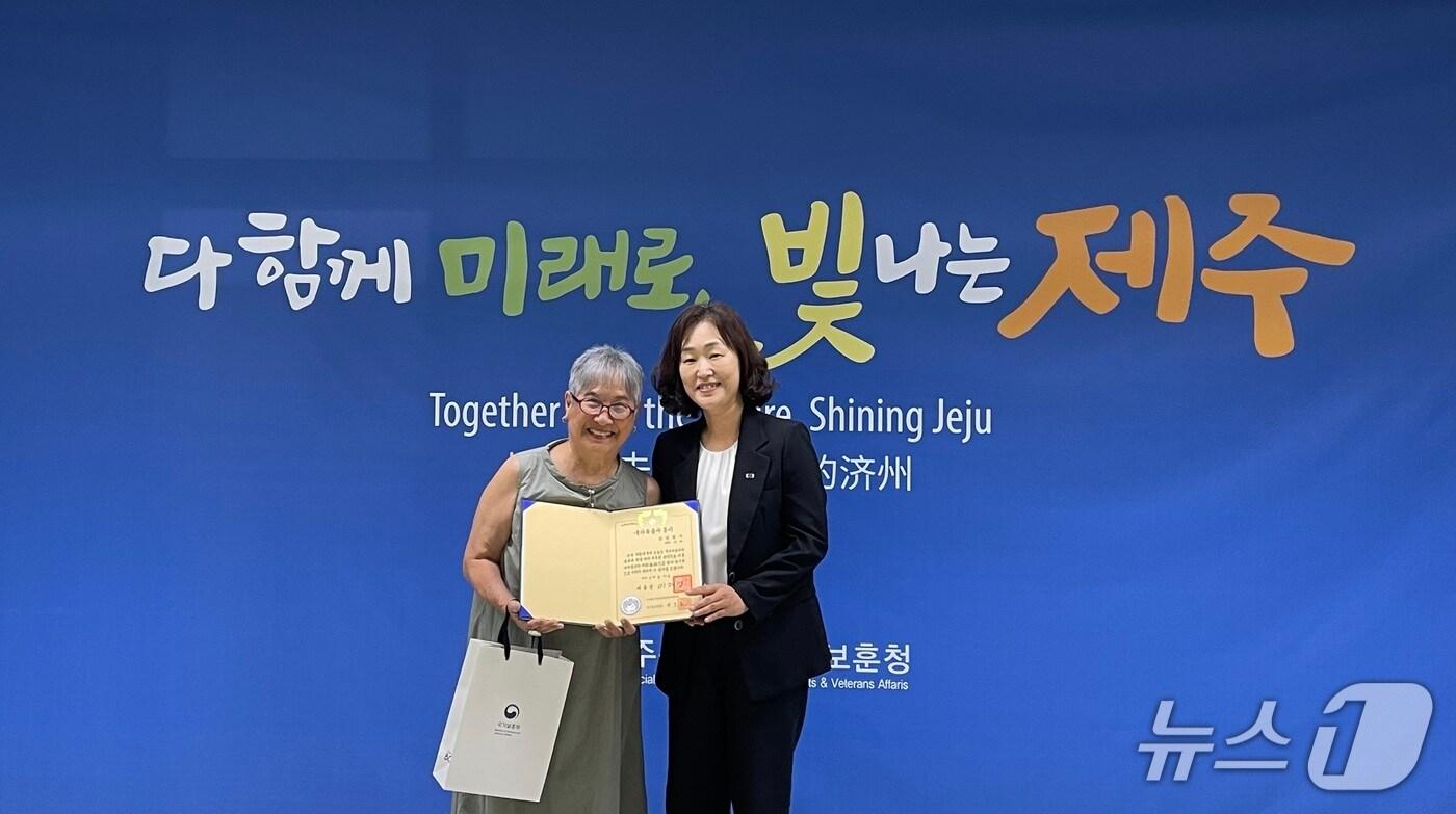 국가유공자 유족 증서를 받은 애국지사 고(故) 임정구 선생의 외손녀 선우 브렌다 백 씨(왼쪽).(제주도 제공. 재판매 및 DB 금지)