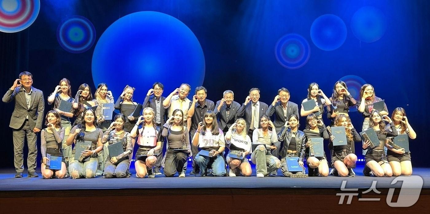 '2025 전북 K-POP 아카데미' 시범사업이 마무리된 가운데 9개국 참가자들이 기념 촬영을 하고 있다.(전북도콘텐츠융합진흥원 제공. 재판매 및 DB금지)/뉴스1