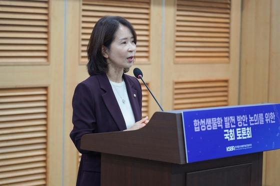 본문 이미지 - 최수진 국회의원&#40;국민의힘&#41;이 &#39;합성생물학 발전 방안 논의를 위한 국회 토론회&#39;에서 개회사를 하고 있다.&#40;최수진 의원실 제공&#41;/뉴스1