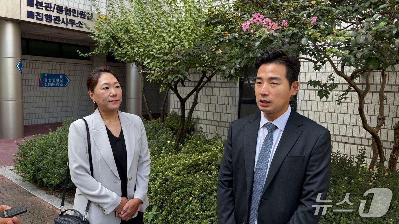 강혜경 씨와 강 씨 측 문건일 변호사가 18일 사기 혐의 공판 출석에 앞서 창원시 성산구 창원지법 법정동 앞에서 취재진의 질문에 답하고 있다.2025.8.18/뉴스1 강정태 기자