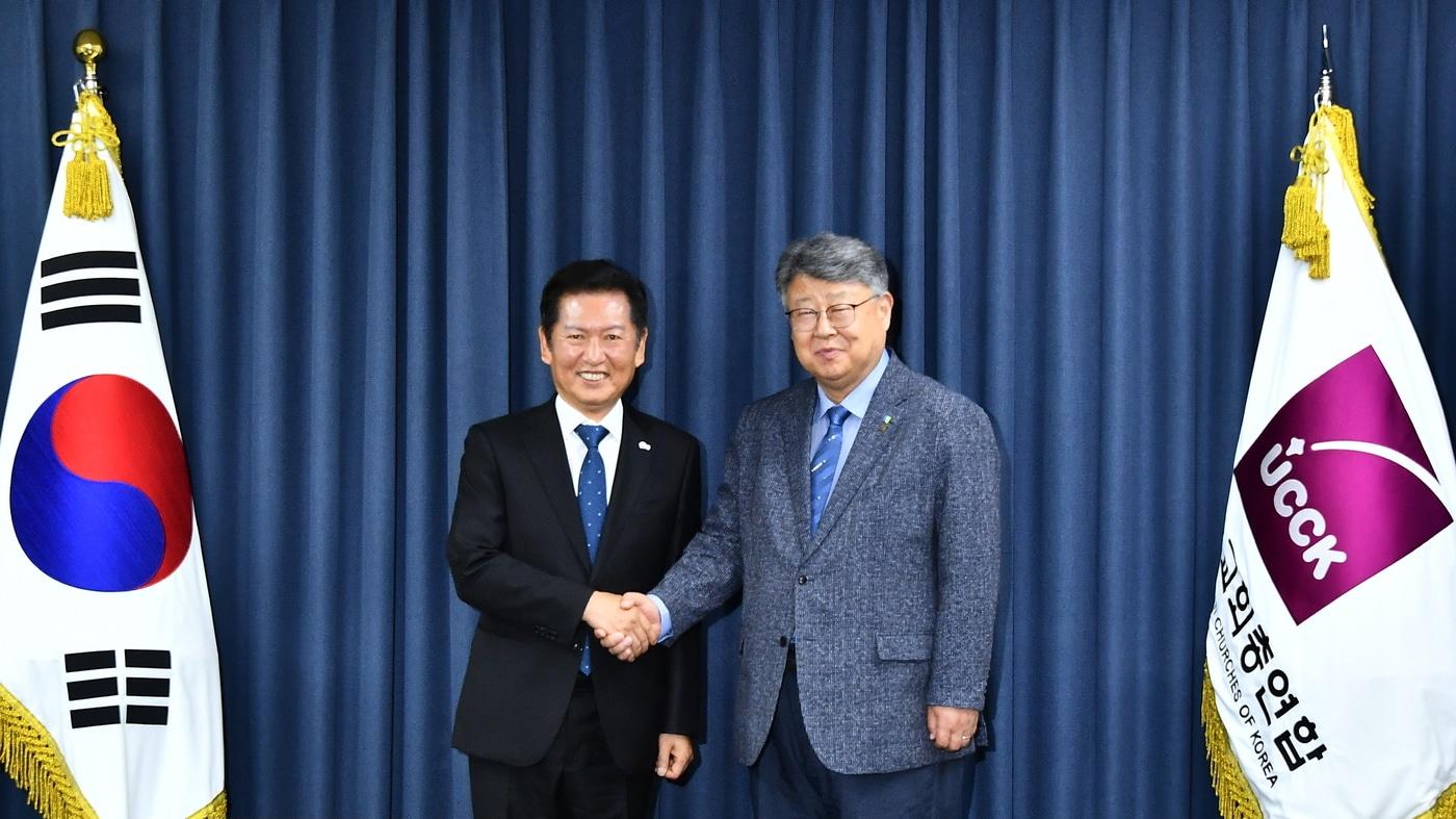 더불어민주당 정청래 대표(왼쪽)와 김종혁 한국교회총연합 대표회장