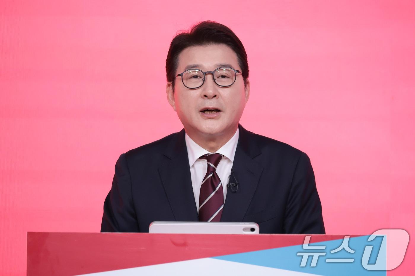 신동욱 국민의힘 최고위원 후보가 18일 서울 강서구 마곡동 ASSA 아트홀에서 TV토론회를 하고 있다. &#40;국민의힘 제공. 재판매 및 DB 금지&#41; 2025.8.18/뉴스1
