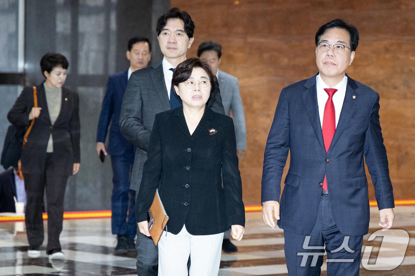 송언석 국민의힘 비상대책위원장 겸 원내대표와 김정재 정책위의장을 비롯한 의원들이 18일 서울 여의도 국회에서 열린 비공개 의원총회에 참석하고 있다. 2025.8.18/뉴스1 ⓒ News1 유승관 기자