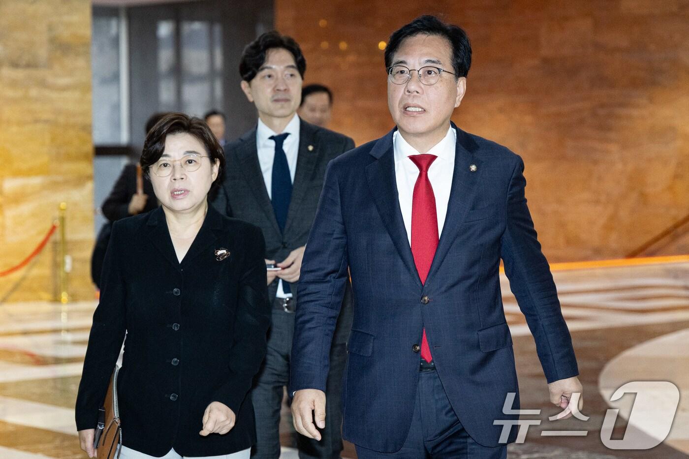 송언석 국민의힘 비상대책위원장 겸 원내대표와 김정재 정책위의장을 비롯한 의원들이 18일 서울 여의도 국회에서 열린 비공개 의원총회에 참석하고 있다. 2025.8.18/뉴스1 ⓒ News1 유승관 기자