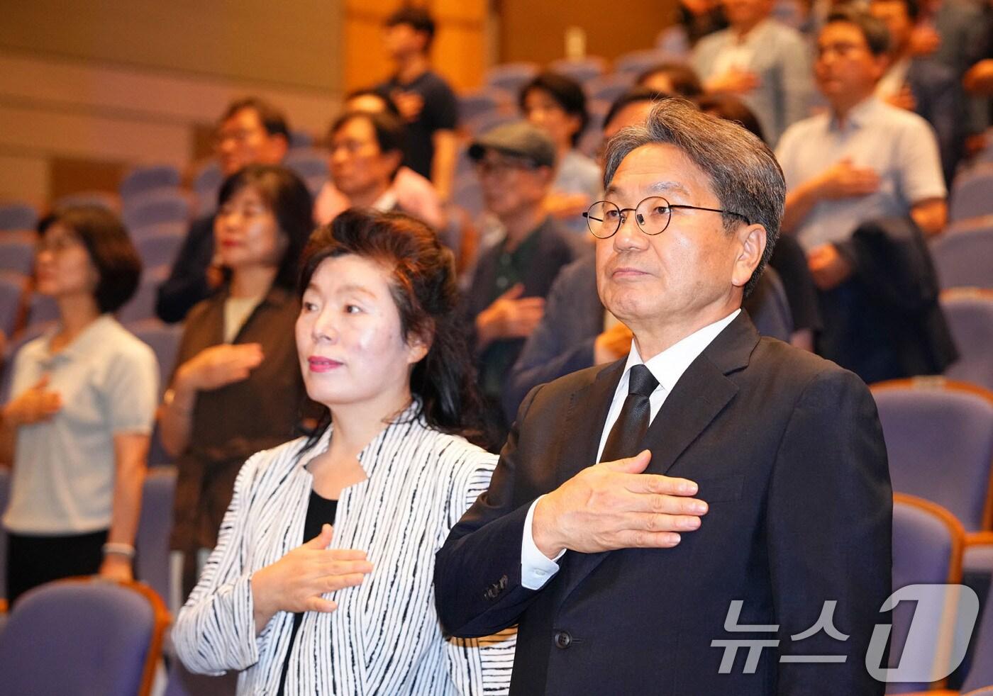 강기정 광주시장이 18일 오후 남구 빛고을시민문화관에서 열린 '김대중 대통령 서거 16주기 추모식'에 참석해 국민의례를 하고 있다.(광주시 제공. 재판매 및 DB 금지) 2025.8.18/뉴스1 ⓒ News1 박준배 기자