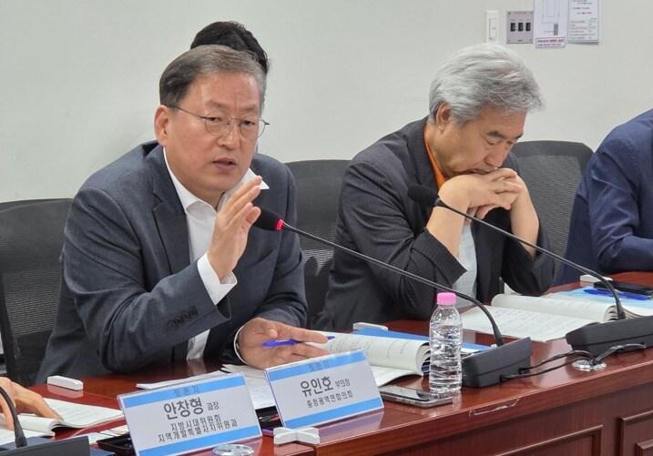 본문 이미지 - 유인호 충청광역의회 부의장(왼쪽). (세종시의회 제공. 재판매 및 DB금지)