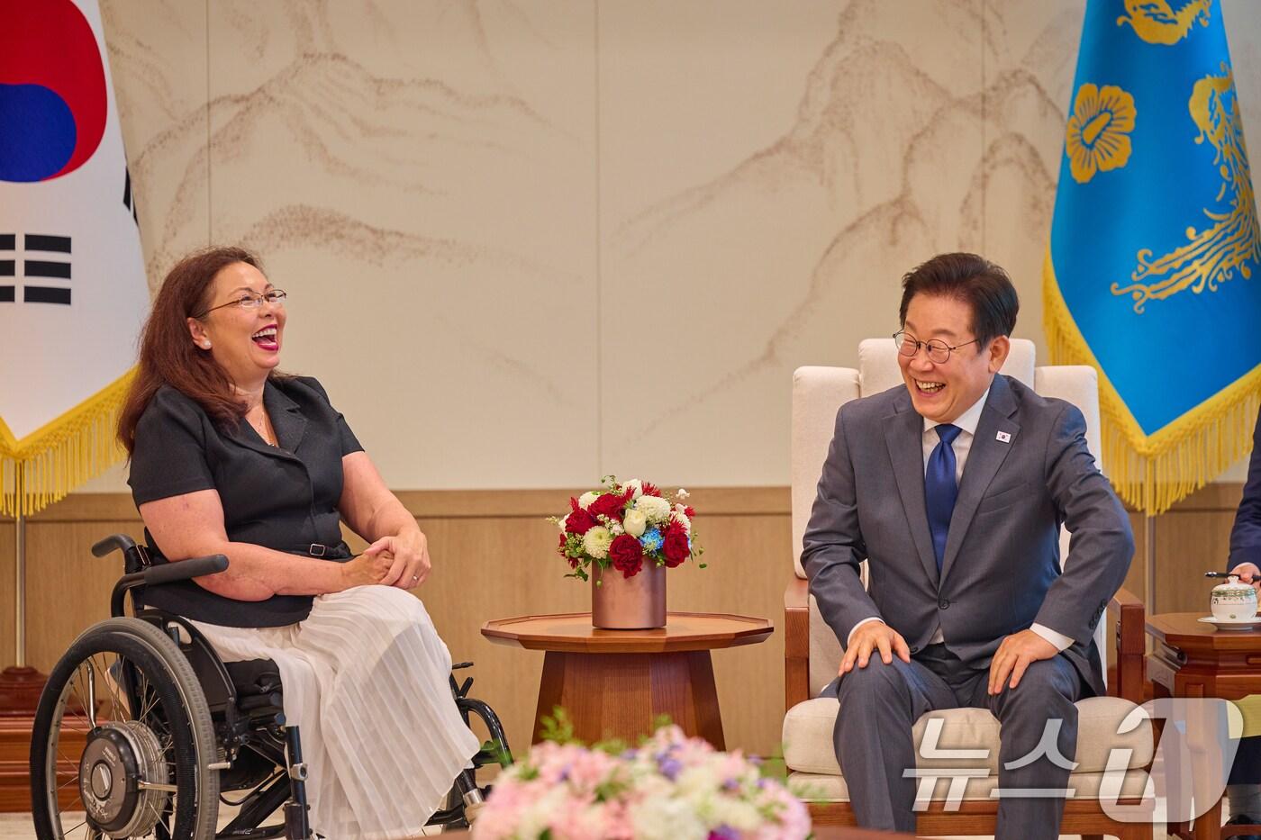 이재명 대통령이 18일 서울 용산 대통령실 청사에서 태미 덕워스(민주·일리노이) 미국 연방 상원의원을 접견, 대화하고 있다. (대통령실 제공. 재판매 및 DB 금지) 2025.8.18/뉴스1 ⓒ News1 허경 기자