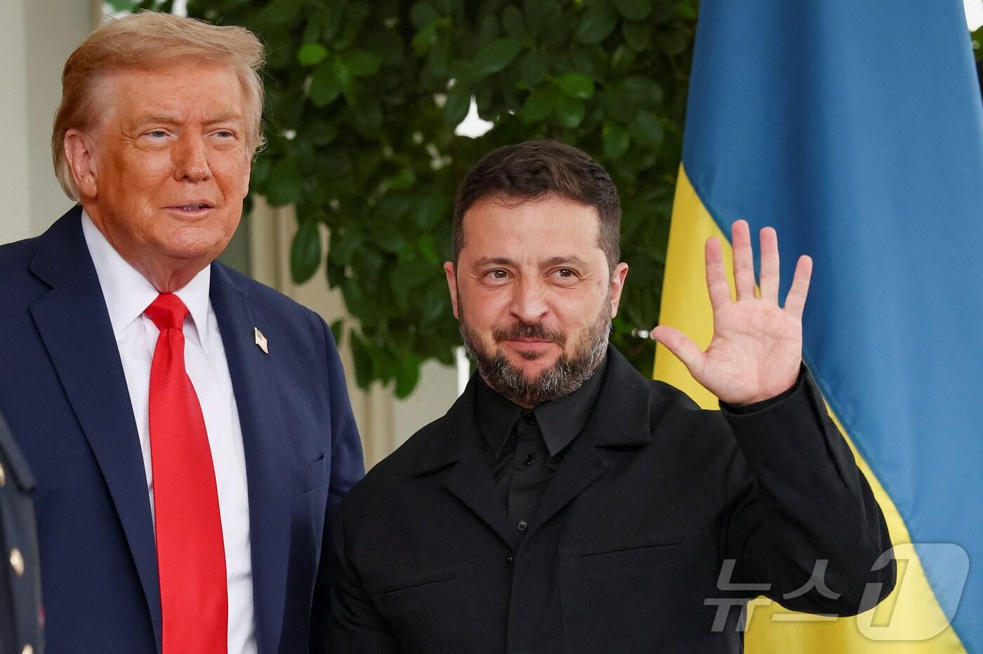 18일&#40;현지시간&#41; 우크라이나 전쟁 종식 방안을 논의하기 위해 백악관에 도착한 볼로디미르 젤렌스키 우크라이나 대통령이 손을 흔들고 있다. ⓒ 로이터=뉴스1 ⓒ News1 이창규 기자