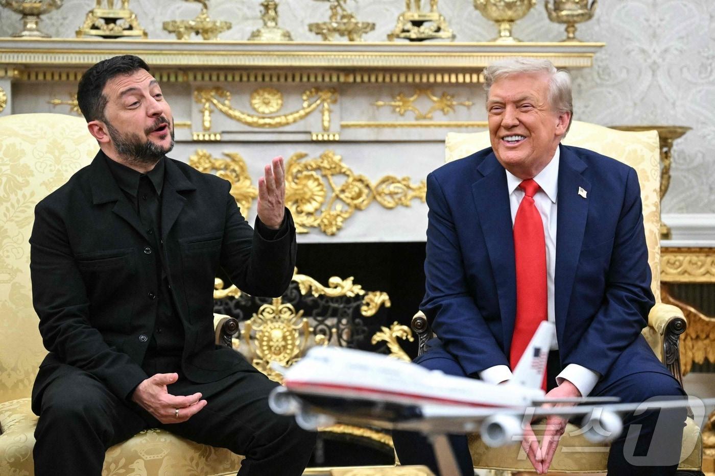 도널드 트럼프 미국 대통령과 볼로디미르 젤렌스키 우크라이나 대통령이 18일(현지시간) 워싱턴DC 백악관 오벌오피스에서 러시아-우크라이나 전쟁 종식안 논의를 위한 회담 전 기자들의 질문에 답하고 있다. 2025.08.18. ⓒ AFP=뉴스1 ⓒ News1 류정민 특파원