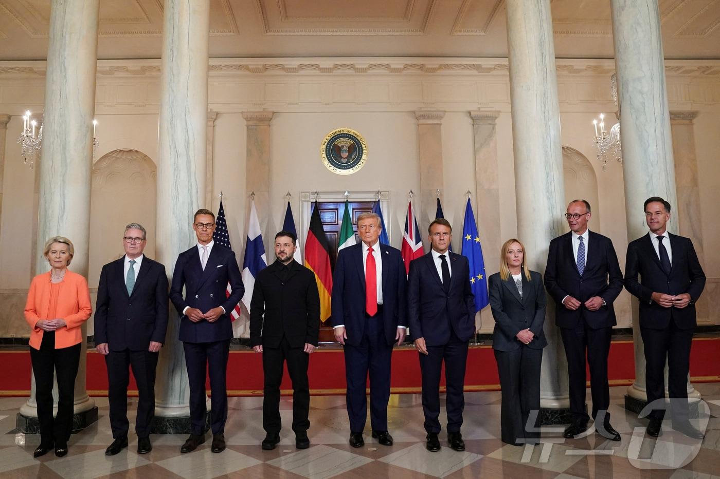 도널드 트럼프 미국 대통령이 18일(현지시간) 백악관에서 볼로디미르 젤렌스키 우크라이나 대통령과 프리드리히 메르츠 독일 총리, 에마뉘엘 마크롱 프랑스 대통령, 키어 스타머 영국 총리 등 유럽 정상들과 사진을 촬영하고 있다. 2025.8.18 ⓒ 로이터=뉴스1 ⓒ News1 이창규 기자