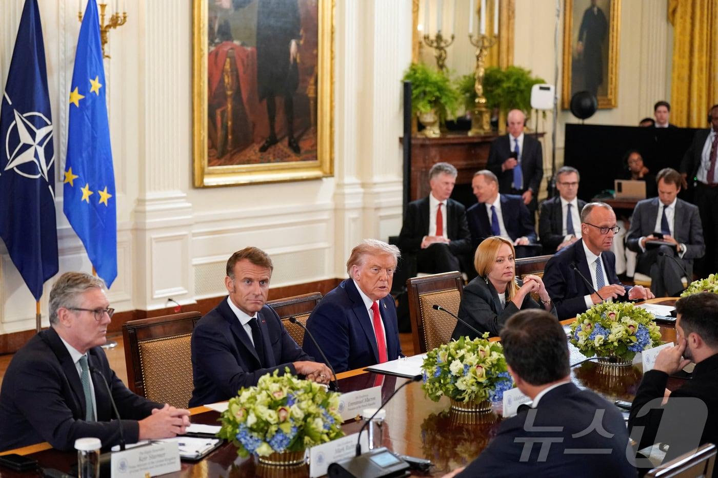 도널드 트럼프 미국 대통령이 18일&#40;현지시간&#41; 백악관에서 에마뉘엘 마크롱 프랑스 대통령과 키어 스타머 영국 총리 등 유럽 정상들과 다자 회담을 열고 우크라이나 전쟁 종식 방안을 논의하고 있다. 2025.8.18./뉴스1 ⓒ 로이터=뉴스1 ⓒ News1 이창규 기자