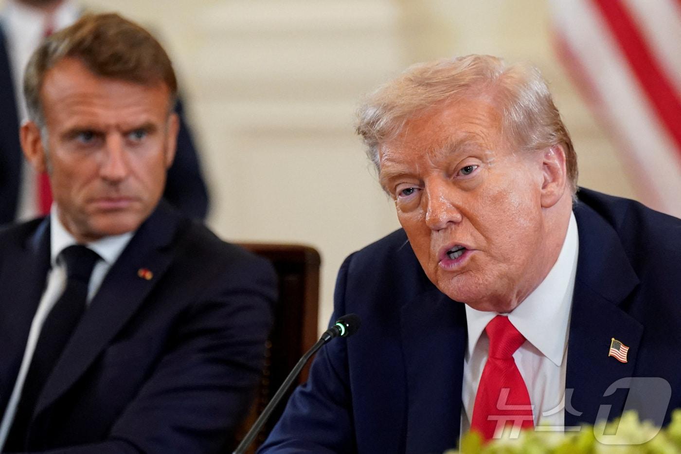 도널드 트럼프 미국 대통령이 18일&#40;현지시간&#41; 미국 워싱턴DC 백악관에서 열린 우크라이나 및 유럽 지도자들과의 러시아-우크라이나 전쟁 종식을 위한 다자회담에서 에마뉘엘 마크롱 프랑스 대통령이 지켜보는 가운데 발언하고 있다. 2025.08.18. ⓒ 로이터=뉴스1 ⓒ News1 류정민 특파원