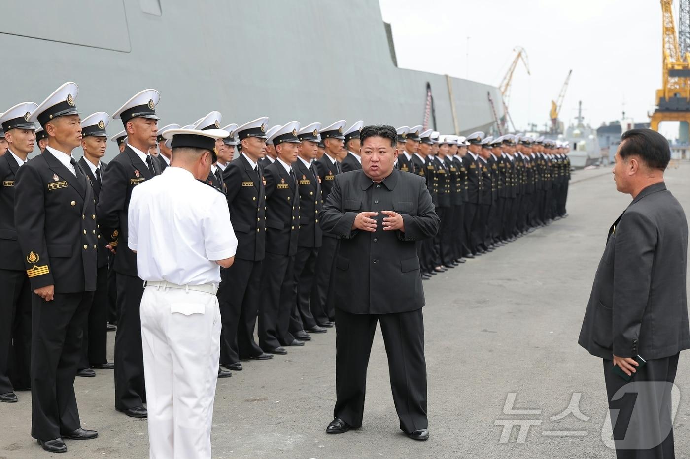&#40;평양 노동신문=뉴스1&#41; = 북한 노동당 기관지 노동신문은 김정은 당 총비서가 지난 18일 구축함 &#39;최현&#39;호를 방문해 함의 무장체계통합운영시험과정과 구축함 해병들의 훈련 및 생활정형을 료해&#40;점검&#41;했다고 19일 보도했다. [국내에서만 사용가능. 재배포 금지. DB 금지. For Use Only in the Republic of Korea. Redistribution Prohibited] rodongphoto@news1.kr