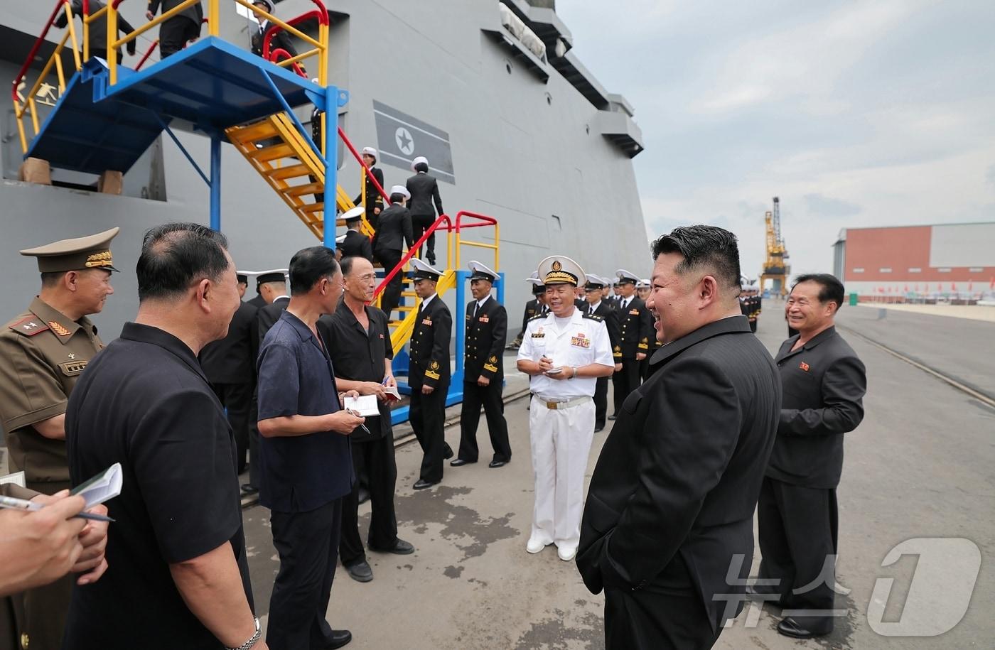 본문 이미지 - 김정은 노동당 총비서가 구축함 '최현'호를 시찰하는 모습. [국내에서만 사용가능. 재배포 금지. DB 금지. For Use Only in the Republic of Korea. Redistribution Prohibited] rodongphoto@news1.kr
